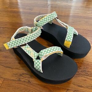 Teva flatform sandals size 9 green and white check with lemon slices pattern